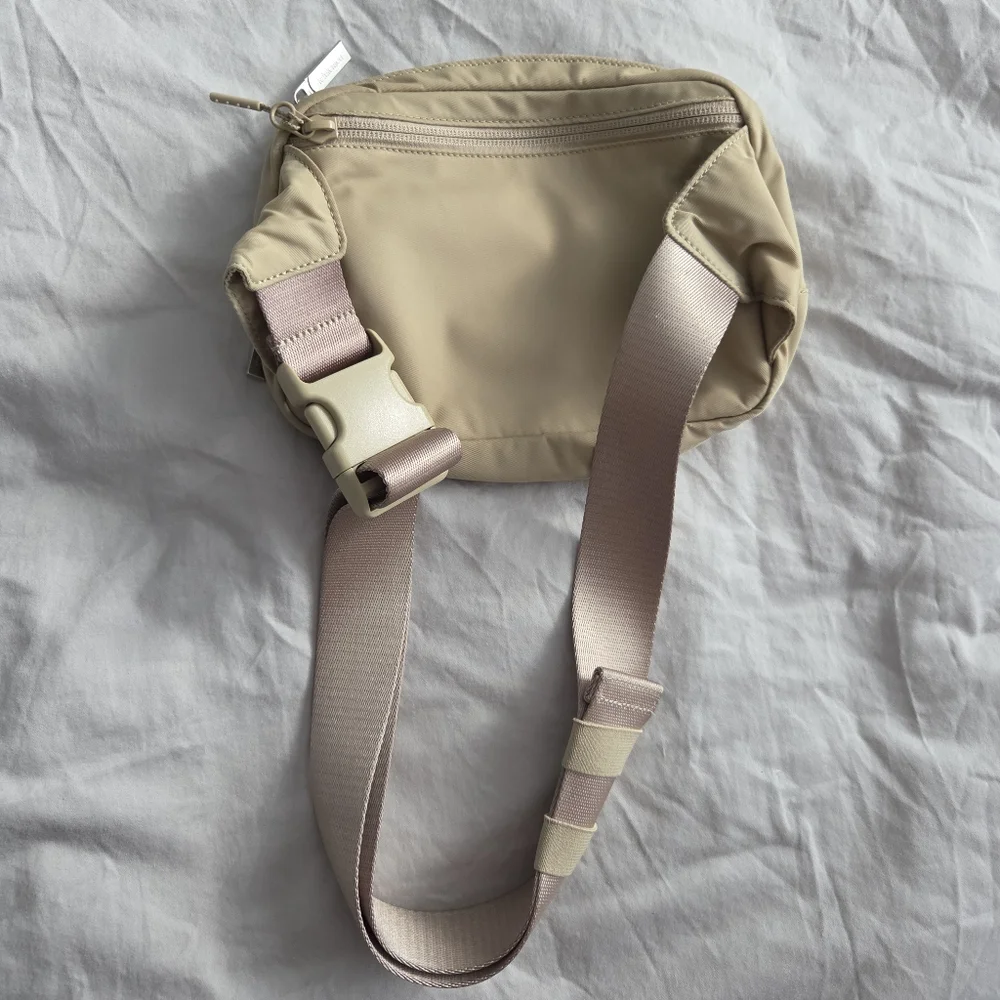 Lululemon Everywhere Belt Bag Large 2L Beige/Tan/Khaki - Picture 5 of 5
